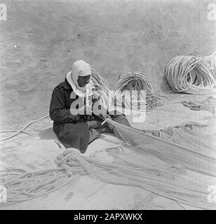 Israel 1948-1949: Acre (Akko) Fisherman Fining the Nets Date: 1948 Location: Acre, Israel Keywords: Reparaturen, Fischer, Fischerhäfen Stockfoto