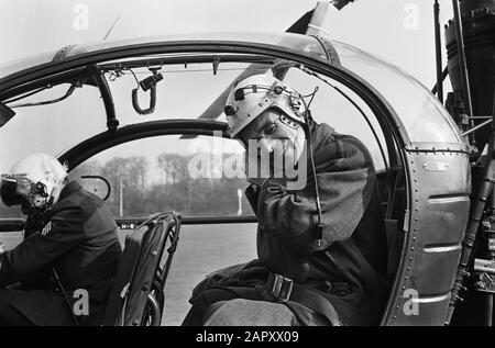 Flying formateur mr. CALs mit Hubschrauber nach Palace Soestdijk, hier mit Kitehelm Datum: 9. April 1965 Schlagwörter: Formatierer, Helikopter Personenname: CALs, Jo Stockfoto