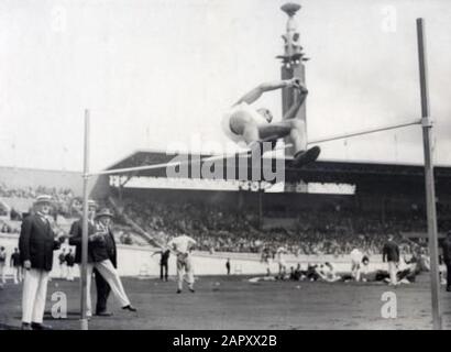 Sport, Olympische Spiele Amsterdam, 1928: Ein hoher Springreiter im Einsatz. Stockfoto