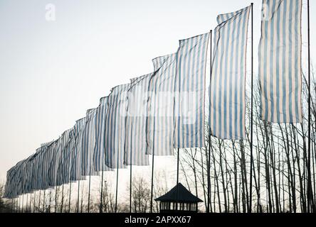 Oswiecim, Polen. Januar 2020. Über den Wachtürmen des ehemaligen Konzentrationslagers Auschwitz-Birkenau winken Fahnen im Wind. 27.01.2020 ist der 75. Jahrestag der Befreiung des Konzentrationslagers durch die Rote Armee. Von 1940 bis 1945 Betrieb die SS den Komplex mit zahlreichen Satellitenlagern als Konzentrations- und Vernichtungslager. Die Zahl der Ermordeten beläuft sich auf 1,1 bis 1,5 Millionen, die meisten von ihnen Juden. Auschwitz steht als Symbol des industriellen Massenmordes und der Judenvernichtung. Credit: Kay Nietfeld / dpa / Alamy Live News Stockfoto