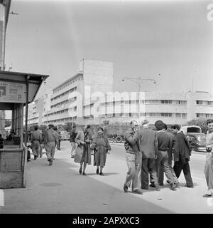 Israel 1948-1949: Haifa Fußgänger in Kingsway, Hauptstraße des Hafengebietes Datum: 1948 Standort: Haifa, Israel Schlüsselwörter: Wohnblöcke, Straßenbilder, Fußgänger Stockfoto
