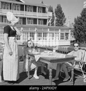Volendam Volendam. Ein Mitarbeiter des Hotel Spaander betreut in traditionellen Kostümen Kunden (rechts: Hildegard van de Poll-Eschen, die Frau des Fotografen) auf einer Terrasse Datum: September 1959 Ort: Noord-Holland, Volendam Schlüsselwörter: Catering, Hotels, Trachten, Restaurants Personal: Poll-Eschen, Hildegard van de Stockfoto