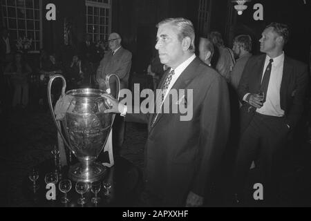 Bürgermeister Samkalden empfängt Ajax-Team in der Stadt, Amsterdam Vooraan Ajax Präsident von Prag beim Pokal und Trainer Michels (r) Datum: 3. Juni 1971 Ort: Amsterdam, Noord-Holland Schlüsselwörter: Rathäuser, Sport, Trainer, Fußball, Vorsitzende persönlicher Name: Michels, Rinus, Prag, Jaap van Institutioneller Name: AJAX Stockfoto