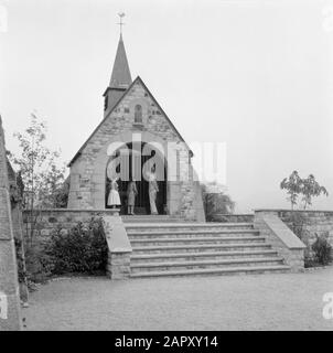 Die Königin-Astrid-Kapelle an der Schweizer Küssnacht vor und nach ihrer Bewegung, die 1935 zum Gedenken an den tödlichen Autounfall von Königin Astrid von Belgien erbaut wurde vor der neuen Kapelle am Vierwaldstättersee (Vierwoudstedenmeer) Datum: 1960 Ort: Küssnacht am Rigi, Schweiz Schlüsselwörter: Gedenkstätten, Kapellen, Verkehrsunfälle Stockfoto