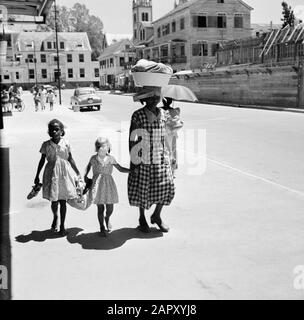 Niederländische Antillen und Suriname zum Zeitpunkt des königlichen Besuchs von Königin Juliana und Prinz Bernhard im Jahr 1955 Frau mit Kindern in Paramaribo Datum: 1. Oktober 1955 Ort: Paramaribo, Suriname Schlüsselwörter: Straßenbilder Stockfoto