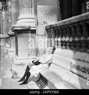 Pariser Bilder [Das Straßenleben von Paris] Frau auf einer Steinbank in der Sonne Datum: 1965 Ort: Frankreich, Paris Stichwörter: Strassenskulpturen, Straßenmöbel, Freizeit Stockfoto