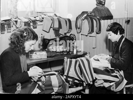 ROM: Die päpstliche Schweizergarde in Vatikanstadt Frauen bei der Arbeit im Atelier, in dem die Uniformen hergestellt werden Datum: Dezember 1937 Ort: Italien, Rom, Vatikanstadt Schlagwörter: Schneider, Nähmaschinen, Näherinnen, Uniformen, Frauen Stockfoto