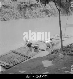 Reise nach Indonesien Frauen, die die Wäsche auf einem Bambusfloß im Fluss machen Datum: 1946 Ort: Indonesien, Java, Niederländische Ostindien Schlüsselwörter: Bambus, Flüsse, Frauen Stockfoto