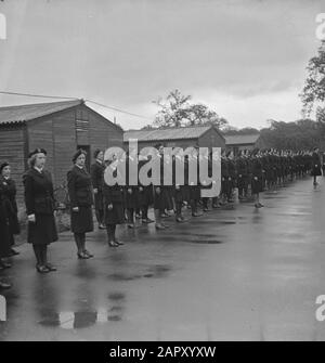 HIE [Holland in England]/Anefo London Serie Women's Help Corps steht während des Besuchs von Kriegsminister Lidth de Jeude Annotation im Amt: Foto wird am Tag [19. Juli 1944] veröffentlicht, dass die VHK A offiziell zur militärischen Komponente wurde. Datum: 1944 Ort: Großbritannien Schlagwörter: Militär, Weltkrieg, Frauen Institutionenname: VHK, Women's Help Corps Stockfoto