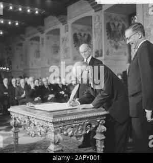 Union der Metropole in Brüssel unterzeichnet von Bürgermeistern von fünf Städten (Amsterdam, Brüssel, Paris, Bonn und Rom). Der Bürgermeister von? , Rechter Bürgermeister der Halle Datum: 4. Mai 1961 Ort: Brüssel Stichwörter: Bürgermeister, Vereinbarungen Personenname: Halle, G. van Stockfoto