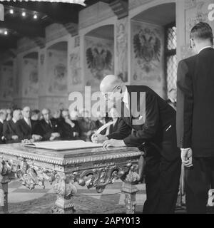 Union der Metropole in Brüssel unterzeichnet von Bürgermeistern von fünf Städten (Amsterdam, Brüssel, Paris, Bonn und Rom). Der Bürgermeister von Paris Julien Tardieu. Bürgermeister Van Hall Blick auf die Rückseite Datum: 4. Mai 1961 Ort: Brüssel Stichwörter: Bürgermeister, passend zum persönlichen Namen: Halle, G. van Stockfoto