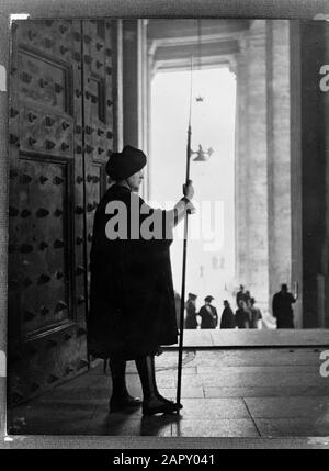 ROM: Die päpstliche Schweizergarde in Vatikanstadt Wartet mit halberdem warten an der bronzenen Tür, die den Eingang zum Apostolischen Palast vom Cortile di San Damasco Datum: 1938 Ort: Italien, Rom, Vatikanstadt Schlüsselwörter: Kopfbedeckung, Militär, Uniformen, Waffen Stockfoto