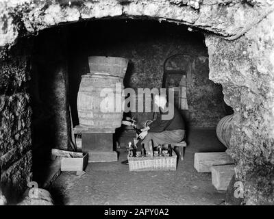 Reisen Sie nach Polen Warschau. Abfüller im Weinkeller des Weinguts Fukier Datum: 1934 Standort: Polen, Warschau Schlüsselwörter: Handel, Wein, Weinkeller Stockfoto