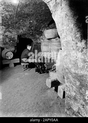 Reisen Sie nach Polen Warschau. Abfüller im Weinkeller des Weinguts Fukier Datum: 1934 Standort: Polen, Warschau Schlüsselwörter: Handel, Wein, Weinkeller Stockfoto