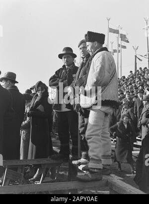 Reisen Sie nach Polen Warschau. Drei Zuschauer in lokalen Kostümen während einer Militärparade Datum: 1934 Ort: Polen, Warschau Schlagwörter: Kostüm, Militärparaden Stockfoto