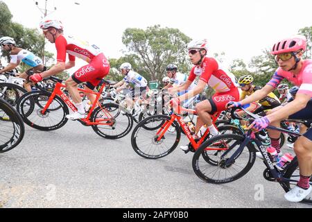 Fahrer, die auf Stufe 3 der Tour 2020 Im Radrennen in der Nähe von Adelaide Australia antreten Stockfoto