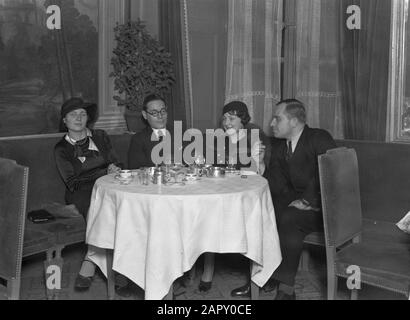 Reisen Sie nach Polen Warschau. Weingut Fukier: Eine Gesellschaft von zwei Damen und zwei Herren am Tisch Datum: 1934 Ort: Polen, Warschau Schlüsselwörter: Cafés, Wein Stockfoto