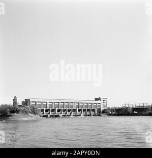 Rheinnavigation, Bericht des Motorschiffs Damco 230: Wasserkraftwerk Frankreich im Canal du Grand Alsace bei Kembs Datum: 1. April 1955 Standort: Frankreich, Kembs Schlüsselwörter: Kanäle, Wasserkraftwerke Stockfoto