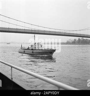 Rheinschiffahrt, Bericht über Wohnen und Arbeiten an Bord einer Rheinschiff-Wasserschutzpolizei unter der Deutzer Brücke Köln Datum: 1. April 1955 Standort: Deutschland, Köln, Westdeutschland Schlagwörter: Binnenschifffahrt, Patrouillenschiffe, Flüsse, Wasserpolizei Stockfoto