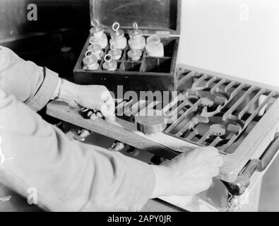 Reportage Watson House, London Watson House: Die Fabrik der Gas Light & Coke Company in London. Unterricht mit E-Mail-Datum: 1933 Ort: England, London Stichwörter: Emailletests, Hände, Schüler, Bildung, Schulen Stockfoto