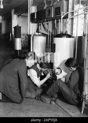 Reportage Watson House, London Watson House: Die Fabrik der Gas Light & Coke Company in London. Unterricht bei Wasserheizern Datum: 1933 Standort: England, London Schlüsselwörter: Geysire, Schüler, Lehrer, Bildung, Schulen Stockfoto