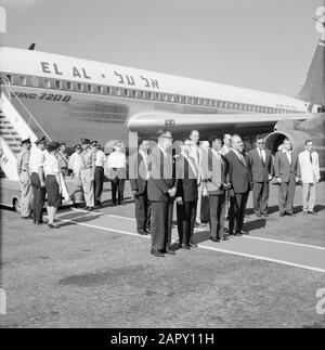 Israel: Flughafen Lydda (Lod) Willkommen Zeremonie bei Ankunft des ugandischen Premierministers Milton Obote (3. Von links); vorne links Vizepremierminister Aba Eban, vorne rechts Premierminister Levi Eshkol Datum: Undatierter Ort: Israel, Flughafen Lod, Flughafenschlüsselwörter Lydda Airport: Luftfahrt, Zeremonie, Politiker, Flugzeug, Flughäfen persönlicher Name: Eban, Abba, Eshkol, Levi, Obote, Milton Stockfoto