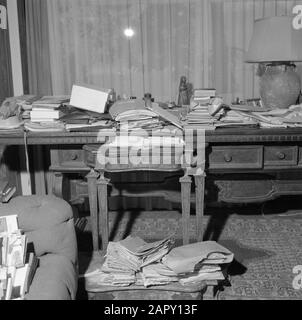 Besuch des deutschen Autors Erich Maria Remarque und der amerikanischen Schauspielerin Paulette Goddard in ihrer Villa in Porto Ronco, Arbeitsecke des Schweizer Schriftstellers mit Sofa und Schreibtisch in der Villa in Porto Ronco Datum: Oktober 1961 Standort: Lago Maggiore, Schweiz Schlüsselwörter: Interieurs, Homes persönlicher Name: Remarque, Erich Maria Stockfoto