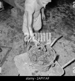 Wine Company Carmel Mizrachi Weingüter in Rishon le Zion. Arbeiter mit einem Korb Trauben Datum: 1. Januar 1960 Ort: Israel, Rishon le Zion Schlüsselwörter: Trauben, Weinanbau Stockfoto