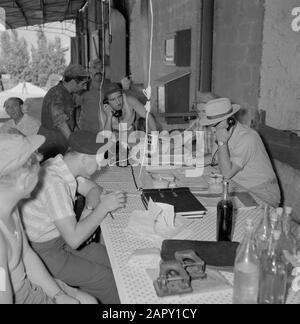 Wine Company Carmel Mizrachi Weingüter in Rishon le Zion. Mitarbeiterversammlung von Küchenchef Rosental und seinen direkten Mitarbeitern Datum: 1. Januar 1960 Ort: Israel, Rishon le Zion Schlüsselwörter: Arbeiter, Direktoren, Industrie, Tagungen, Weinanbau Stockfoto