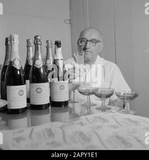 Wine Company Carmel Mizrachi Weingüter in Rishon le Zion. Genehmigen Sie den Champagner Datum: 1. Januar 1960 Ort: Israel, Rishon le Zion Schlüsselwörter: Arbeiter, Champagner, Flaschen, Industrie, Richter, Weinanbau Stockfoto