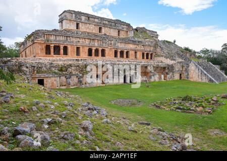 Der Große Palast von Sayil, Maya-Ruinen, Puuc-Region, Yucatan Mexiko Stockfoto