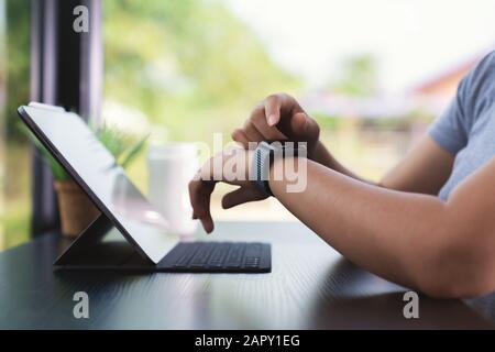 Nahaufnahme mit der Smart Watch-Technologie Stockfoto