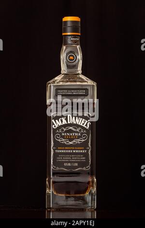 Lynchburg, Tennessee, USA - 12. Januar 2020: Jack Daniels Sinatra Select Tennessee Whiskey in einer Flasche auf schwarzem Hintergrund. Ein luxuriöses Getränk. Stockfoto