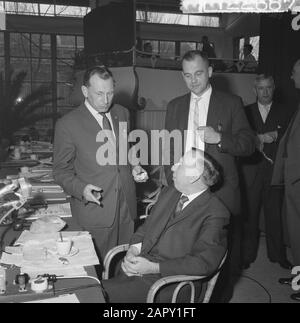 Dreitägiger Kongress der PvdA in der Rivierahal in Rotterdam. Vlnr. J. G. Suurhoff, designierter Präsident der PVDA, H. vos (Sitzung) und Dr. Th. W. van Veen, Chefredaktor Datum: 23. März 1961 Ort: Rotterdam, Zuid-Holland Schlüsselwörter: Tagungen, Konferenzen, Politiker, politische Parteien persönlicher Name: Suurhoff, J.G., Veen, Th. W. van, vos, Hein Institution Name: Riviera Hall Stockfoto