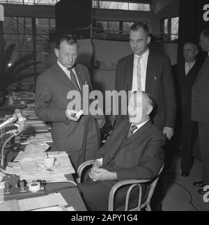 Dreitägiger Kongress der PvdA in der Rivierahal in Rotterdam. Vlnr. J. G. Suurhoff, designierter Präsident der PVDA, H. vos (Sitzung) und Dr. Th. W. van Veen, Chefredaktor Datum: 23. März 1961 Ort: Rotterdam, Zuid-Holland Schlüsselwörter: Tagungen, Konferenzen, Politiker, politische Parteien persönlicher Name: Suurhoff, J.G., Veen, Th. W. van, vos, Hein Institution Name: Riviera Hall Stockfoto