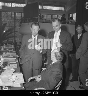 Dreitägiger Kongress der PvdA in der Rivierahal in Rotterdam. Vlnr. J. G. Suurhoff, designierter Präsident der PVDA, H. vos (Sitzung) und Dr. Th. W. van Veen, Chefredaktor Datum: 23. März 1961 Ort: Rotterdam, Zuid-Holland Schlüsselwörter: Tagungen, Konferenzen, Politiker, politische Parteien persönlicher Name: Suurhoff, J.G., Veen, Th. W. van, vos, Hein Institution Name: Riviera Hall Stockfoto