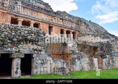 Der Große Palast von Sayil, Maya-Ruinen, Puuc-Region, Yucatan Mexiko Stockfoto