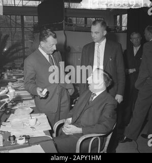 Dreitägiger Kongress der PvdA in der Rivierahal in Rotterdam. Vlnr. J. G. Suurhoff, designierter Präsident der PVDA, H. vos (Sitzung) und Dr. Th. W. van Veen, Chefredaktor Datum: 23. März 1961 Ort: Rotterdam, Zuid-Holland Schlüsselwörter: Tagungen, Konferenzen, Politiker, politische Parteien persönlicher Name: Suurhoff, J.G., Veen, Th. W. van, vos, Hein Institution Name: Riviera Hall Stockfoto