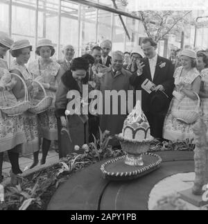 Eröffnung von Linneaushof durch den Botschafter Thailands. Während der Tour Datum: 28. März 1961 Schlüsselwörter: Eröffnungen, Botschafter, Führungen Institution Name: Linnaeushof Stockfoto