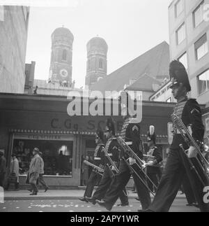 Holländische Woche in München. Hornbläser marschieren durch die Stadt München Datum: 25. Mai 1961 Standort: München Schlagwörter: Hornbläser Stockfoto