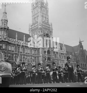 Holländische Woche in München. Hornbläser marschieren durch die Stadt München Datum: 25. Mai 1961 Standort: München Schlagwörter: Hornbläser Stockfoto