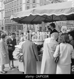 Pariser Bilder [Das Straßenleben von Paris] Shopping-Publikum rund um einen Stall mit Stoffen Datum: 1965 Standort: Frankreich, Paris Stichwörter: Publikum, Straßenplastiken, Straßenhändler, Textil Stockfoto