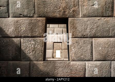 Drei aufeinander ausgerichtete trapezförmige Fenster in einer Inka-Mauer, Tempel des Regenbogens, Ruinen von Coricancha oder Qorikancha, Kloster Santo Domingo, Cuzco, Peru Stockfoto