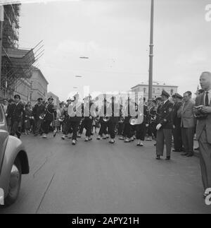 Holländische Woche in München. Hornbläser marschieren durch die Stadt München Datum: 25. Mai 1961 Standort: München Schlagwörter: Hornbläser Stockfoto