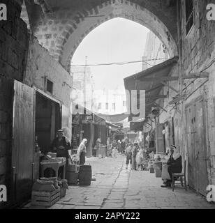 Israel 1948-1949: Acre (Akko) Einkaufsstraße mit Pforte Datum: 1948 Ort: Acre, Israel Schlüsselwörter: Tore, Städte, Straßenbilder, Straßen, Geschäfte Stockfoto