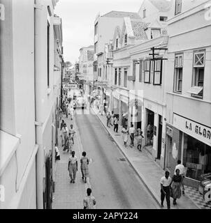 Niederländische Antillen und Suriname zur Zeit des königlichen Besuches von Königin Juliana und Prinz Bernhard im Jahr 1955 In Willemstad. Rechte Bar Oper Datum: Oktober 1955 Ort: Curaçao, Willemstad Schlüsselwörter: Straßenbilder, Geschäfte Stockfoto