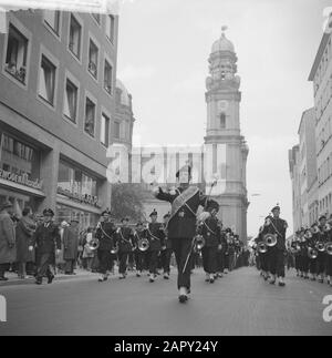 Holländische Woche in München. Hornbläser marschieren durch die Stadt München Datum: 25. Mai 1961 Standort: München Schlagwörter: Hornbläser Stockfoto
