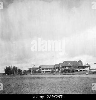 Reisen Sie nach Suriname und zu den niederländischen Antillen Residenz der Mitarbeiter auf dem Gelände der Surinamese Bauxite Maatschappij in Moengo Datum: 1947 Ort: Moengo, Suriname Schlüsselwörter: Wohnungen Stockfoto
