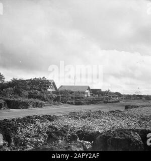 Reisen Sie nach Suriname und zu den niederländischen Antillen Residenz der Mitarbeiter auf dem Gelände der Surinamese Bauxite Maatschappij in Moengo Datum: 1947 Ort: Moengo, Suriname Schlüsselwörter: Wohnungen Stockfoto