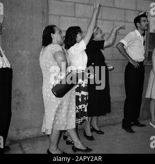 Israel 1964-1965: Haifa, Ankunft von Passagierschiffen, Die Menschen im Hafen Winken Anmerkung: Haifa ist eine Hafenstadt und ein Badeort im Norden Israels, am nördlichen Teil des Karmelgebirges und am Mittelmeer. 1945 startete ZIM Lines (Schiffahrtsgesellschaft) als Versender jüdischer Einwanderer in den neuen Staat Israel und wurde zu einer der weltweit größten Schiffahrtsunternehmen mit Niederlassungen weltweit Datum: 1964 Standort: Haifa, Israel Schlüsselwörter: Häfen, Reisende, Höhlenforschung Stockfoto